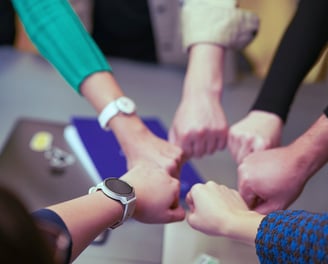 Un groupe de personnes, symbolisant l'unité, la solidarité et la connexion.