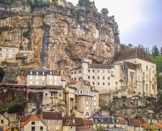 Sanctuaire de Rocamadour perché sur une falaise, vue panoramique sur la vallée