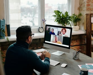 Profissional em home office participando de reunião online com nômades digitais com suporte remoto