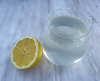 Wasserglas und Zitrone liegen auf dem Tisch