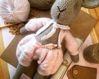 un amigurumi mon doudou souri au crochet eu laine