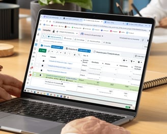 Foto de la pantalla de una laptop mostrando lista de campañas de Meta Ads Manager