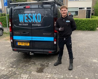 Wesley Pel, eigenaar van Wesko Dakreiniging, voor zijn bedrijfsbus. 