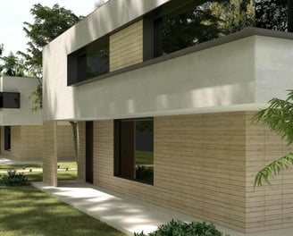 Entrada residencial con estructura de madera, vidrio y vegetación integrada en fachada
