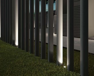 Sistema de cerramiento metálico con líneas limpias y diseño minimalista para perímetro de jardín