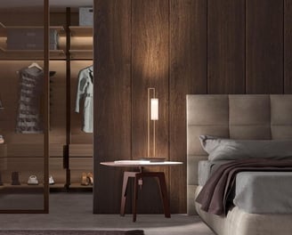 Espacio de dormitorio con vestidor semiabierto en madera y puerta corredera con textura vertical