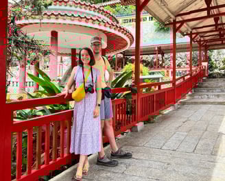 Marzia e Tommaso nel cortile del Kek Lok Si Temple, a Georgetown in Malesia