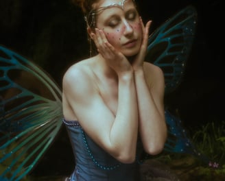 Photo d'une femme en costume de fée