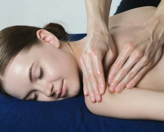 visage de femme mains et massage