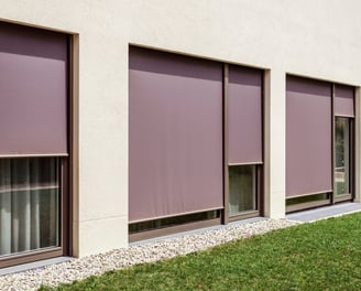 Violetinės spalvos fasado žaliuzės