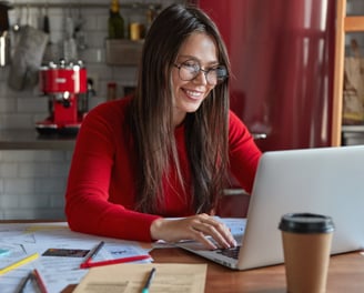 Curso de inglês online para adultos na Metropolis Idiomas — mulher estudando em casa.
