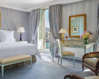 Chambre d’hôtel de luxe Côte d’Azur avec rideaux en tissu haut de gamme à revaloriser.