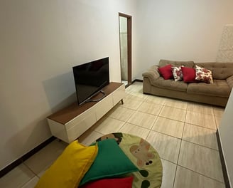 TV disponível na Pousada Santa Júlia para momentos de descanso, entretenimento e conexão na Rota da
