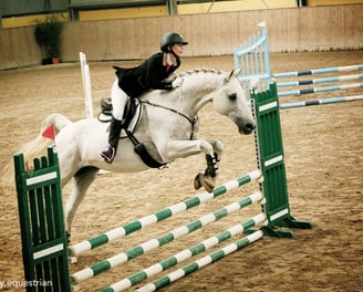 Kasia Bukowska competing in jumpers bridleless.