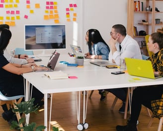 Une équipe de personnes travaillant dans un bureau