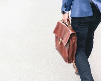 Un homme qui cherche un travail