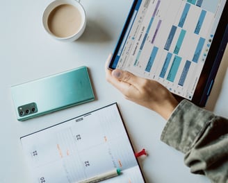Une personne travaillant à son bureau