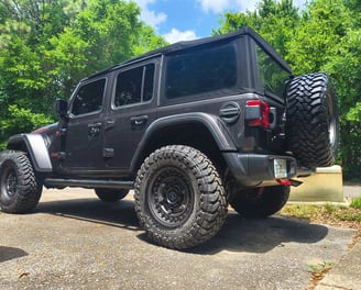 a jeep wrl with a black and white jeep