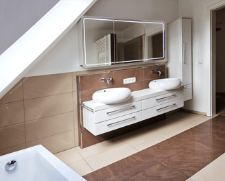 Doppelwaschbecken mit Unterschrank & LED-Spiegelschrank im modernen Bad der Maisonette ETW