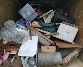camion chargé de vieux meubles et encombrants