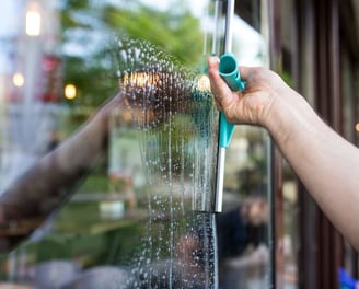 Service de nettoyage de vitres à Lisieux, apportant une luminosité optimale et une transparence 