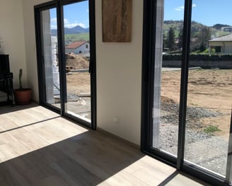 Vue d’une porte-fenêtre nettoyée, offrant une transparence parfaite