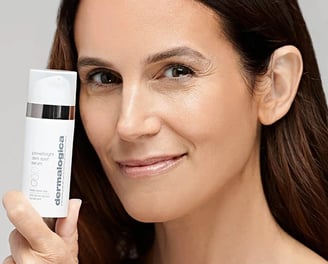 Frau hält Dermalogica Produkt in der Hand