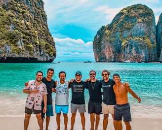 amigos em uma viagem em grupo em Maya Bay na Ilha de Koh PhiPhi na Tailandia