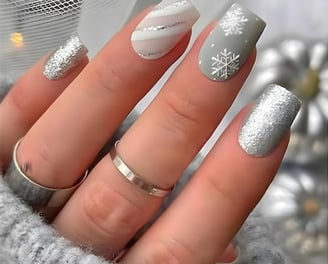 Uñas plateadas navideñas