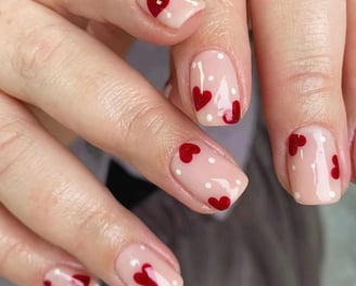 Uñas rojas con lunares