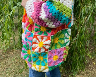 Handmade crochet tote bag made out of colourful yarn in a flower design.