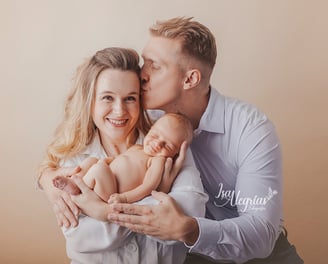 Un hombre y una mujer mostrando su amor junto con su bebé