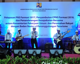 beberapa orang sedang menyanyi
