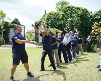 beberapa orang sedang melakukan aktivitas team building