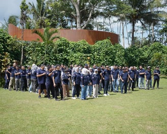 sekelompok orang yang berdiri di lapangan
