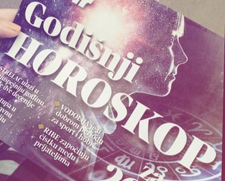 Novine sa dodatkom godišnjeg horoskopa koji je Helena pisala za Kurir novine.