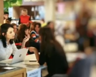 Helena sedi ispred laptopa i tumači horoskop.