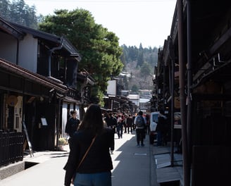 expert travel planner français dans une petite ville japonaise