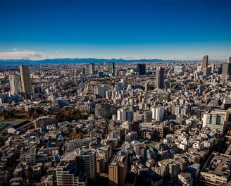 vue aérienne de tokyo avec gratte-ciel météo ensoleillé - conseil pour savoir quand partir au japon pas cher