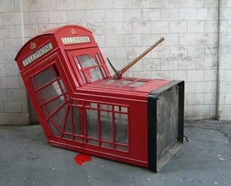 Em 2006, Banksy lançou sua instalação artística “The Telephone Booth“ em Soho, Londres, uma cabine