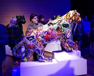 Uma imponente escultura de onça-pintada decorada com colagens