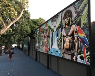 Mural colaborativo de artistas locais na Calçada da Cultura em Barra do Garças.