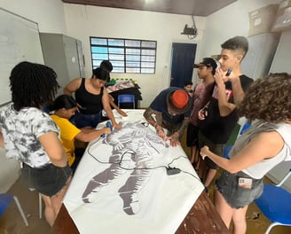 Sob a orientação do artista Sérgio Astral, os 30 alunos aprenderam a criar moldes detalhados