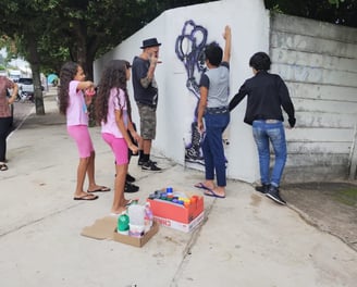 oportunidade para os jovens expressarem seus pensamentos e sentimentos por meio da arte urbana.