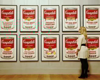 Andy Warhol: Retrato visual da fusão entre arte e publicidade.