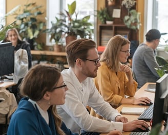 Kollegen bei der Arbeit in entspannter Atmosphäre