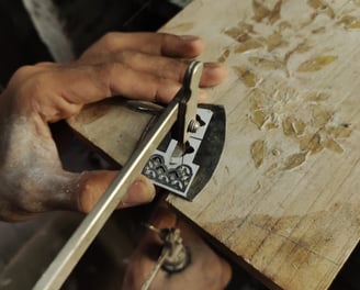 proses produksi concha menggunakan handsaw dalam memotong kulit kerang mutiara