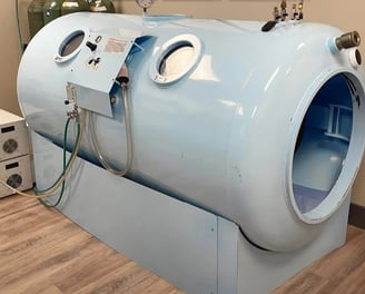 a large blue and white machine with a large blue machine hyperbaric camara hyperbarica