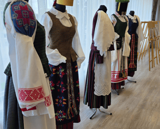 Tautiniai kostiumai parodoje Aukso vainikas 2025