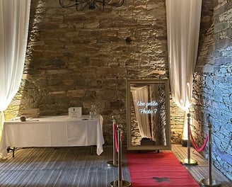 Le photobooth de pixtoevent dans un cadre magnifique pour un mariage dans un chateau